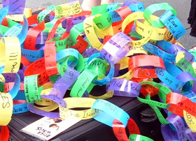 paper-chain-with-reasons-to-be-thankful-by-chatirygirl.jpg