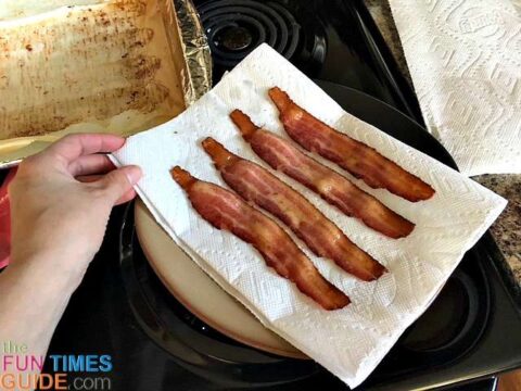 how-to-cook-bacon-in-the-oven-without-the-mess I finally figured out how to bake bacon perfectly without the grease splatter mess left behind in the oven!