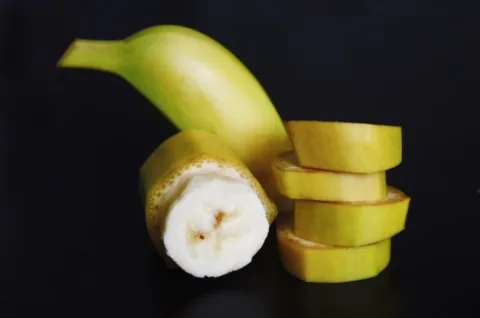 Here's a fun way to slice bananas into bite-sized pieces - so they won't turn brown! 