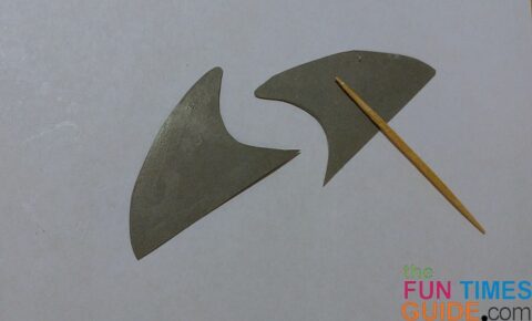 using toothpicks to make shark fins for cupcakes