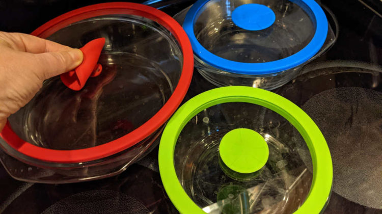 One of the earlier versions of Pyrex glass food storage containers I bought. LOVE these lids... see why!