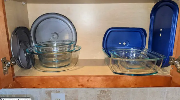The very first set of Pyrex glass food storage containers I bought. Do NOT like these lids... see why! 