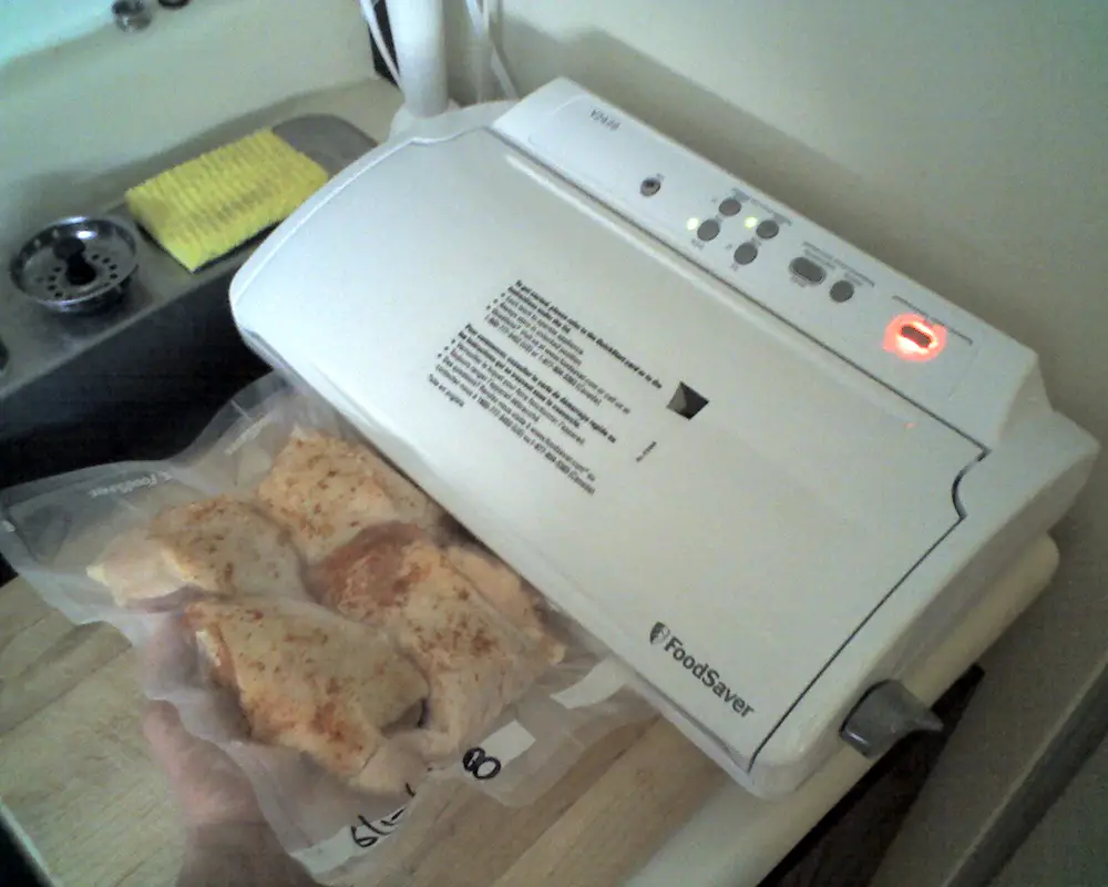 https://food.thefuntimesguide.com/images/blogs/foodsaver-vacuum-sealer-by-Tim-Patterson.jpg